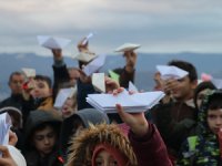 Çocuklar Gazze'deki akranları için denize kağıttan gemi bıraktı