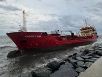 İstanbul'da karaya oturan tanker kurtarıldı
