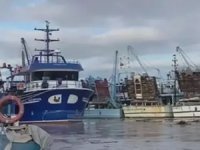 Rüzgarla halatlarından kopan tekneler sürüklendi!