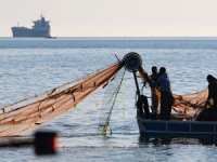Çevreci balıkçılar ağlarına takılan çöpü kıyıya çıkarıyor
