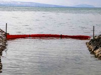 Van Gölü'ne atık tutucu bariyerler yerleştirildi