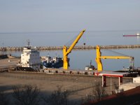 Zonguldak açıklarında arızalanan gemi römorkör eşliğinde limana çekildi