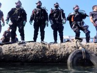Dalgıç polislerden dip temizliği