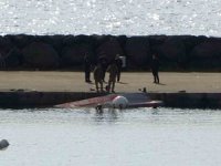 Ters dönmüş halde bulunan teknede bomba alarmı