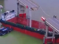 Çin'de gemi köprüye çarptı, araçlar suya düştü!
