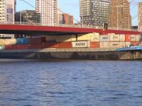 Konteyner gemisi köprü altında sıkıştı: Rotterdam trafiği durdu