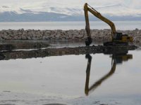 Van Gölü'ndeki çekilme limanları kullanılamaz hale getiriyor