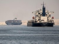 Süveyş Kanalı'nda demirleyen gemi sayısında artış