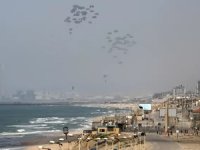 Gazze'nin kuzeyine havadan indirilen yardımlar denize düştü