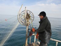 Balıkçılar av yasağı öncesi son ağlarını göle bırakıyor