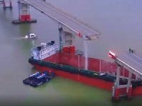Çin'de kargo gemisi köprüye çarparak battı!