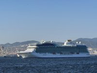 "Vista" kruvaziyeri İzmir'e geldi