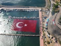 Kocaeli'de dalgıçlar 1923 metrekarelik Türk bayrağı açtı
