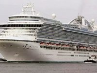 Lüks gemi dalgalardan zor kurtuldu