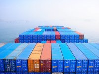 Bering Boğazı'nda konteynerleri denize düşürdü