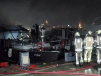 Haliç'te tekne yangını: 2 tekne kullanılamaz halde