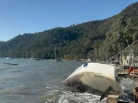 Marmaris’te fırtına tekneyi karaya sürükledi