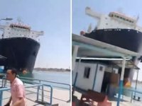 Süveyş Kanalı’nda korku dolu anlar! Yük gemisi limana çarptı!
