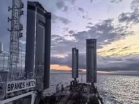 Dünyanın ilk yelkenli petrol tankeri denize açıldı