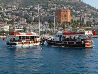 Alanya’da gezi tekneleri çatıştı