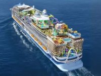 Dünyanın en büyük yolcu gemisi suya indi!