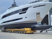 Alia, yeni süperyatını suya indirdi