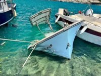 Mersin’de kuvvetli fırtına: Kıyıya bağlı 2 tekne battı