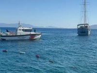 Denize sintine birakan tekneye Sahil Güvenlik’ten müdahale