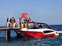 Deniz paraşütü teknesi yüzen turistin üstünden geçti