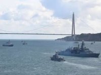Türk savaş gemileri İstanbul Boğazı'nda gövde gösterisi yaptı