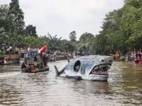 Çevre Festivali için geri dönüştürülmüş teknelerden geçit töreni