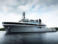 114 metrelik süperyat Cosmos suya indi