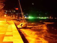 Erdek'te lodos felaketi: Tekneler karaya sürüklendi