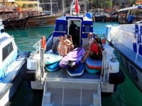 Akdeniz'de 19 genç rüzgarla 2 mil açığa sürüklendi