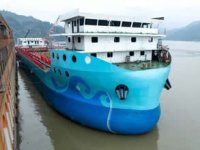 Çin’in tamamen elektrikli çevreci yük gemisi ilk kez suda!