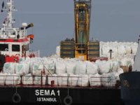 Kocaeli'de karaya oturan gemideki yük tahliye ediliyor