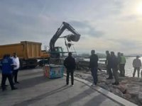 İzmir Karşıyaka'daki kaçak iskeleler yıkılıyor