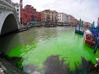 Greta Thunberg, Venedik’teki tarihi kanalı yeşile boyadı