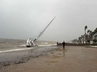 Marmaris’te fırtına felakete döndü! 3 tekne karaya vurdu