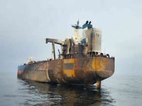 Vurulan KAIROS tankerinde fuel-oil sızıntısı başladı