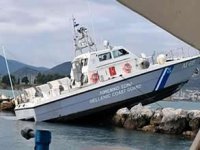 Yunan Sahil Güvenlik botu mendireğe tırmandı