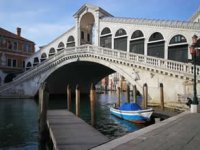 Çaldığı tekneyle tarihi köprüye çarptı