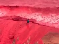Sahil şeridi, deniz suyu kızıla büründü!