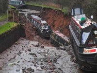 Kanalda dev obruk onlarca tekneyi yuttu