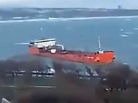 İstanbul'da lodos tankeri sahile sürükledi