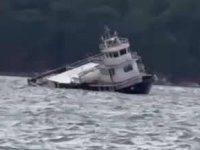 Ayvalık’ta kuvvetli lodos feribotu karaya oturttu