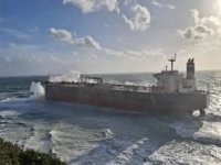 Bozcaada'da petrol tankeri karaya oturdu