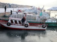 Van’da balıkçılar buzları kırarak göle açılıyor