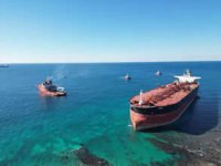 Bozcaadada’da karaya oturan tanker kurtarıldı