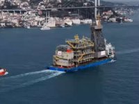 Sondaj kulesini taşıyan gemi boğazdan geçti